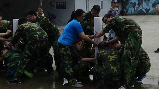 不朽情缘官网登录入口精密公司同事玩浮力游戏