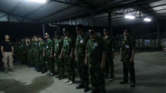 不朽情缘官网登录入口精密公司同事蒙眼排队