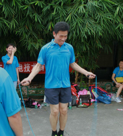 不朽情缘官网登录入口精密设备公司张总练习跳绳